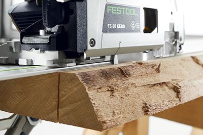 Közeli felvétel egy Festool körfűrészről, fa vágása közben